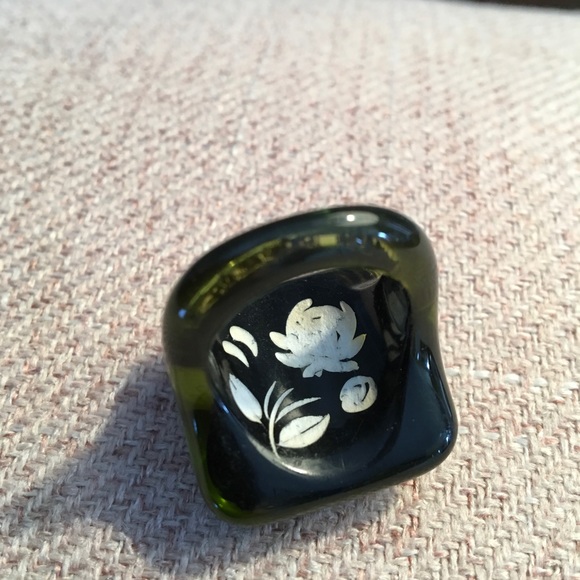 Really cute and unique fashion ring - Picture 4 of 6